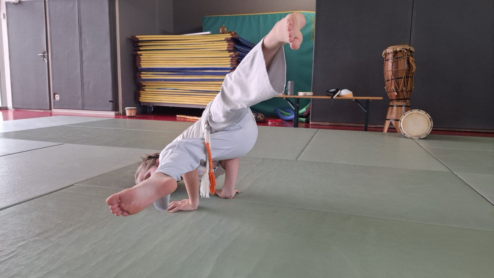 Cours enfants de capoeira (visages floutés)