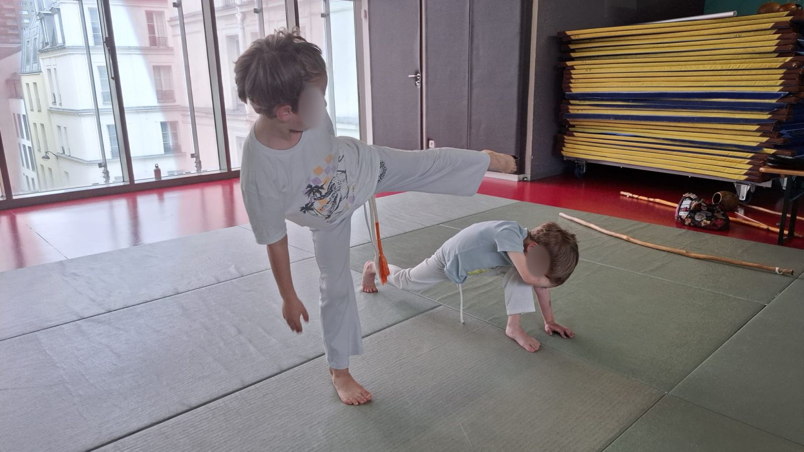 Cours enfants de capoeira (visages floutés)