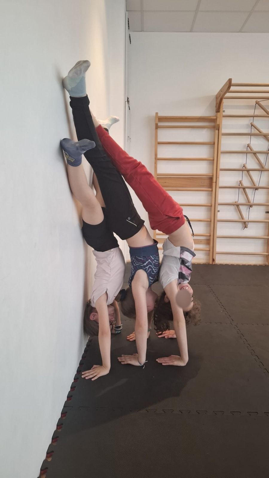 Cours enfants de capoeira (visages floutés)