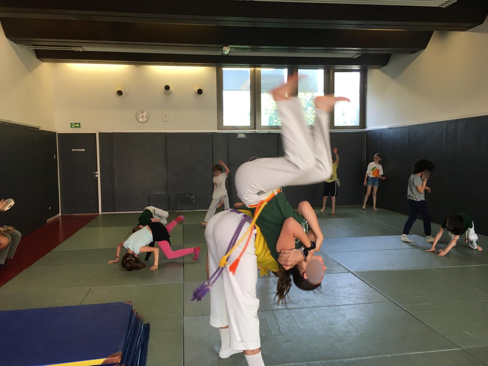 Cours enfants de capoeira (visages floutés)