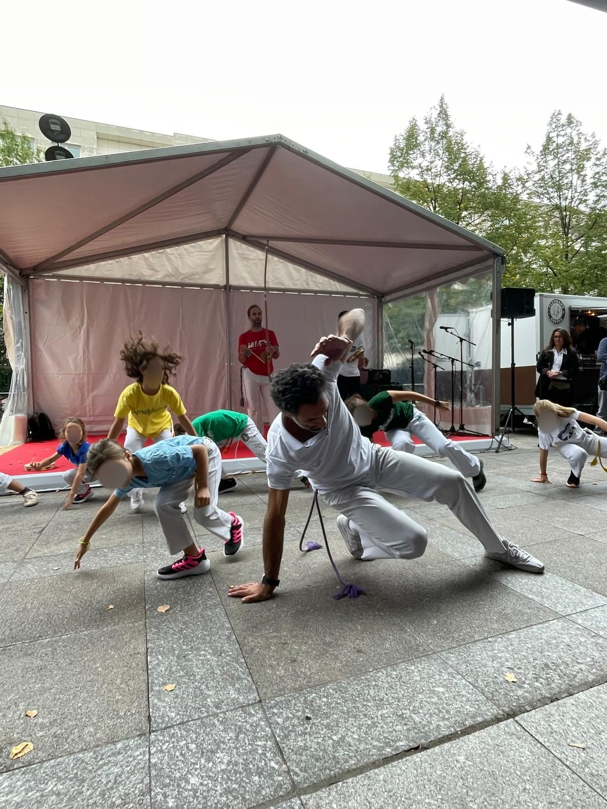Cours enfants de capoeira (visages floutés)