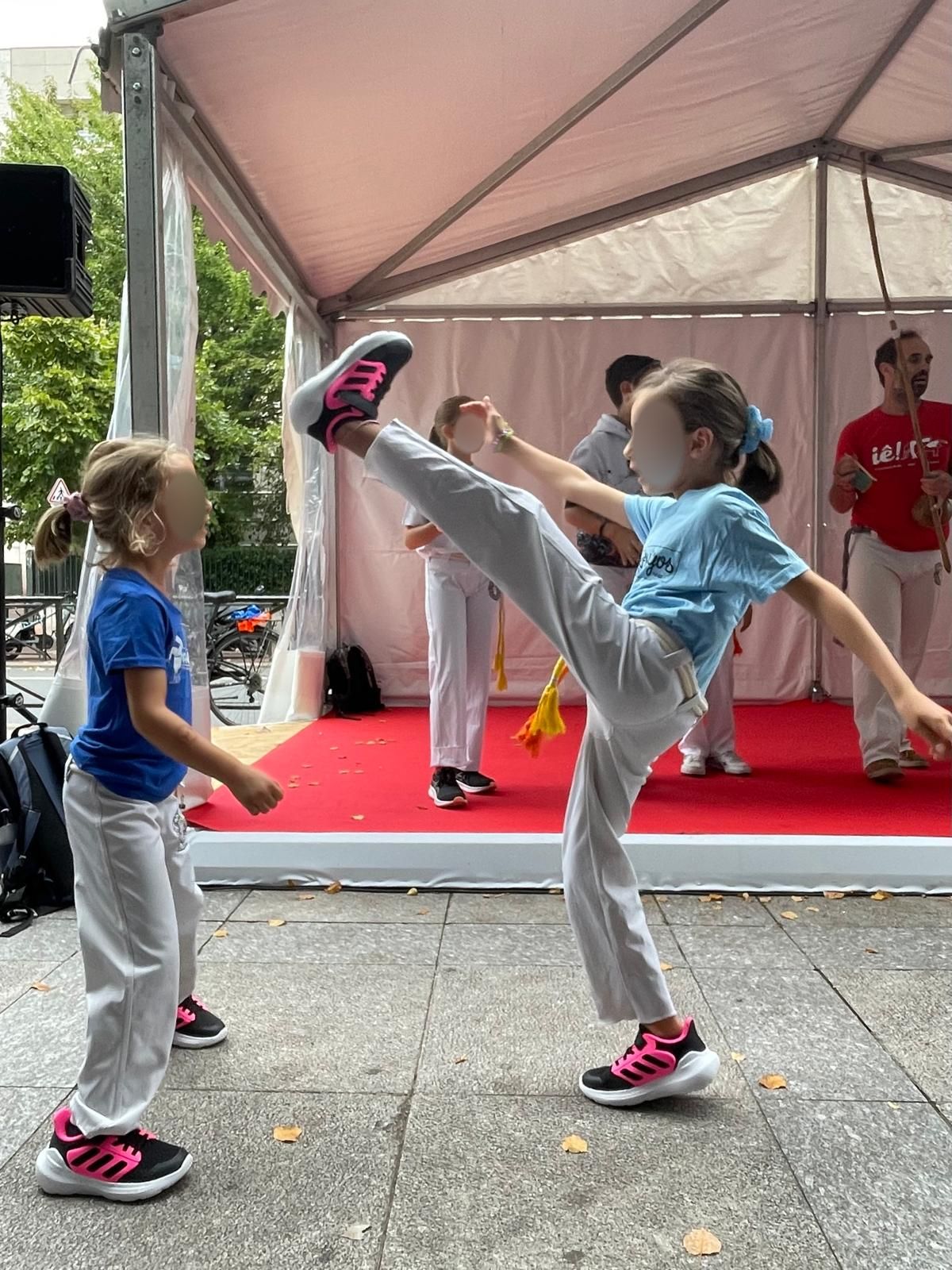Cours enfants de capoeira (visages floutés)
