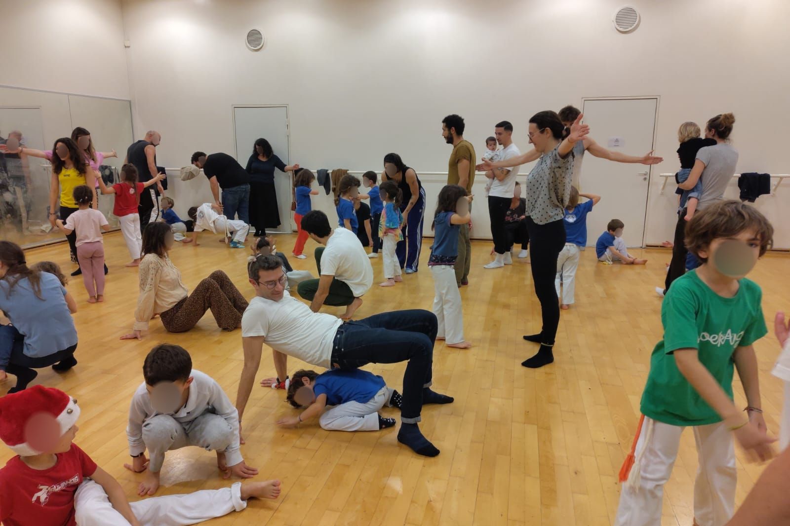 Cours enfants de capoeira (visages floutés)