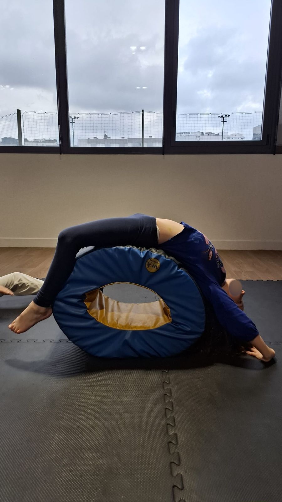 Cours enfants de capoeira (visages floutés)