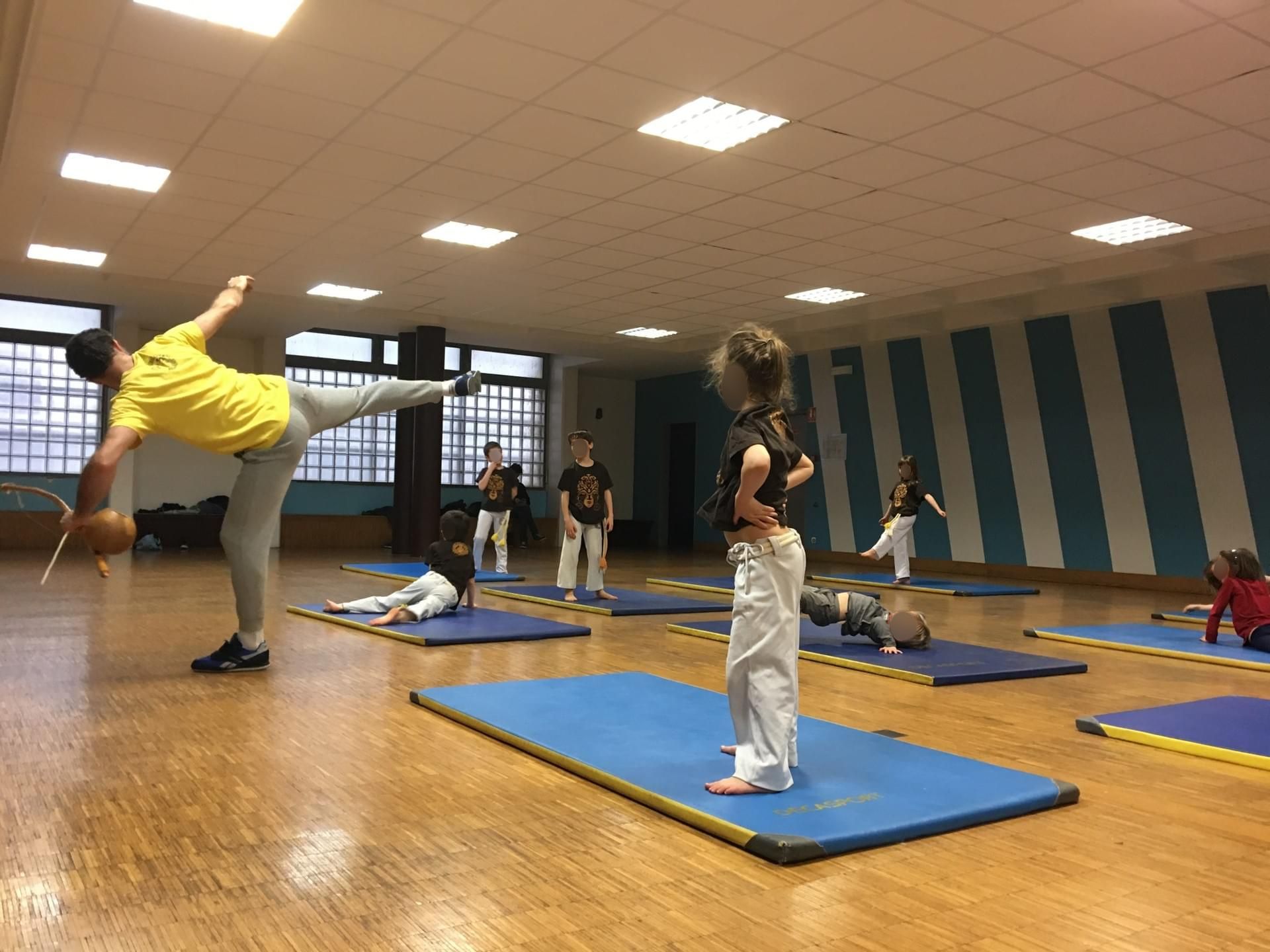 Cours enfants, ateliers acrobatiques (visages floutés)